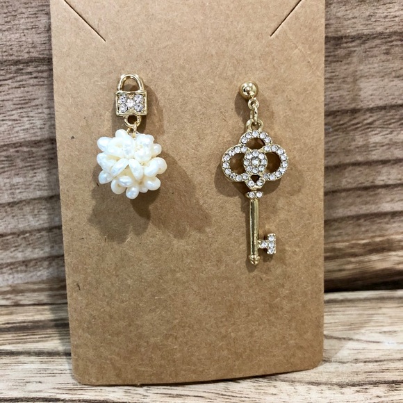 Gold Key & Pearl Cluster Earring - Picture 4 of 5